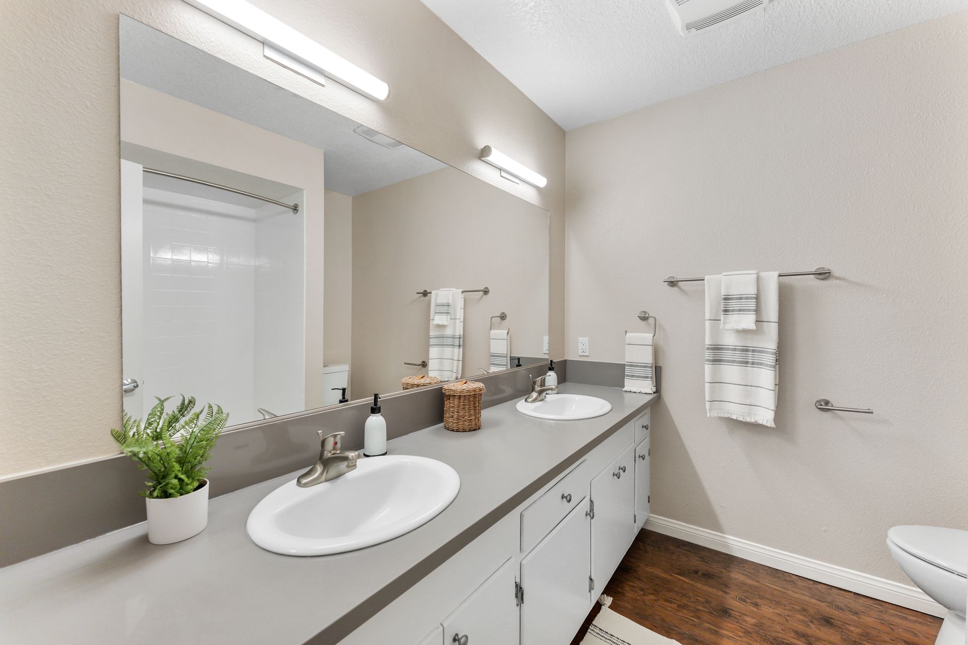 Sliding Photo Gallery Displaying Apartment Features