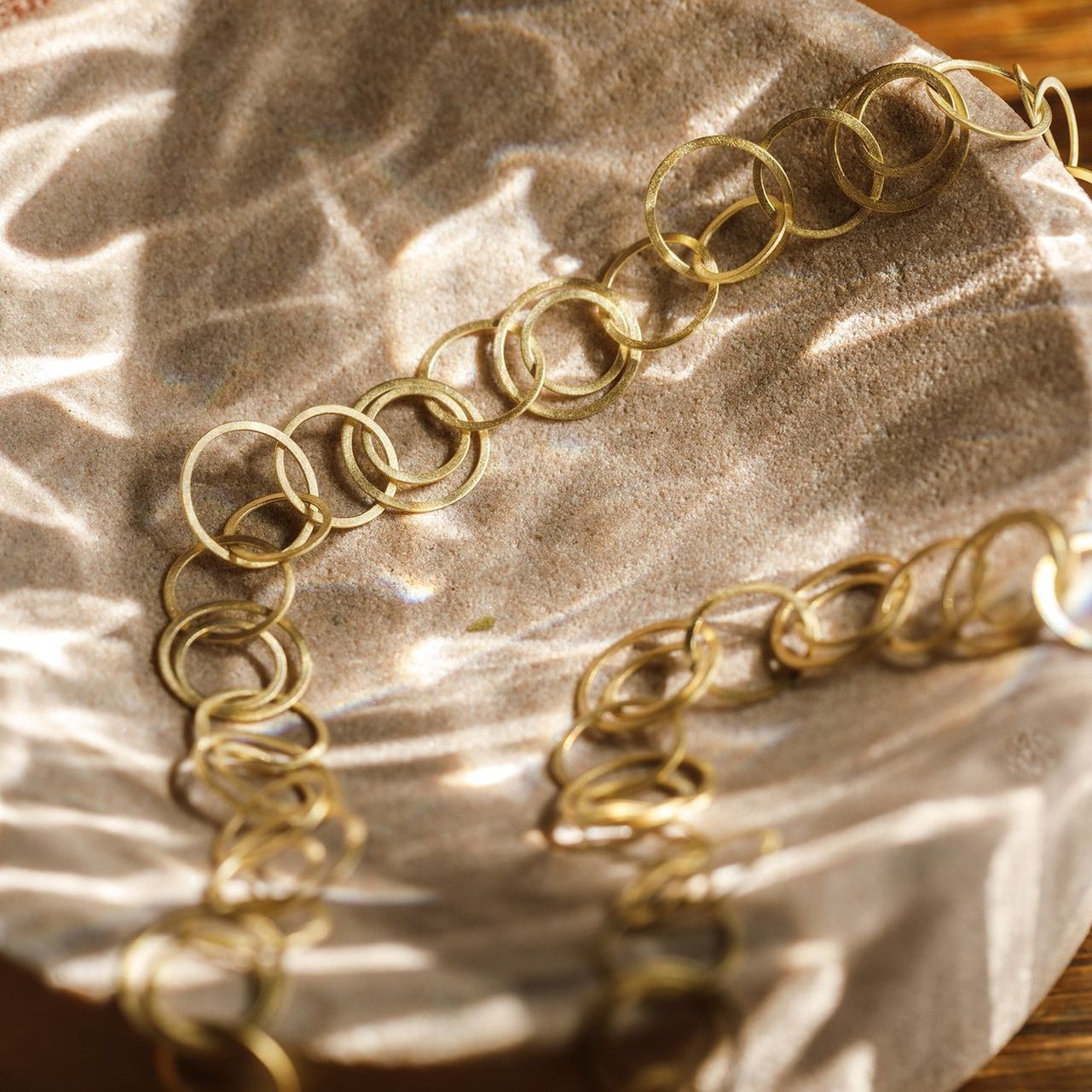 Tezer goudkleurige armband met ronde schakels