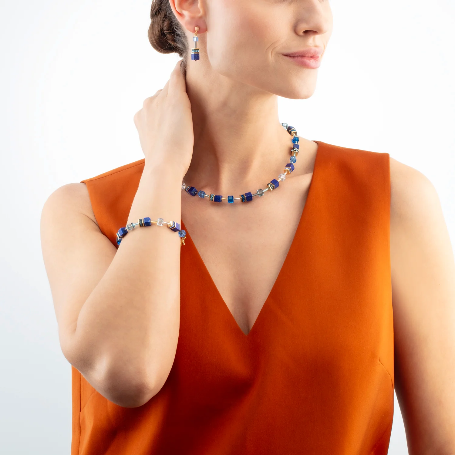 Coeur de Lion collier, armband en oorbellen gedragen door model
