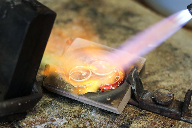 Gouden ringen op de werkbank tijdens het smelten