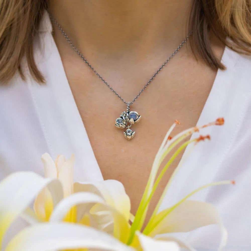 Zilveren collier Rabinovich met hanger gedragen om de hals
