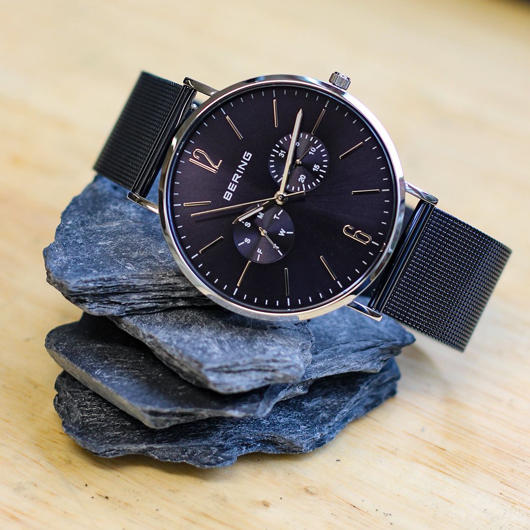 Bering horloge met zwarte wijzerplaat en mesh band