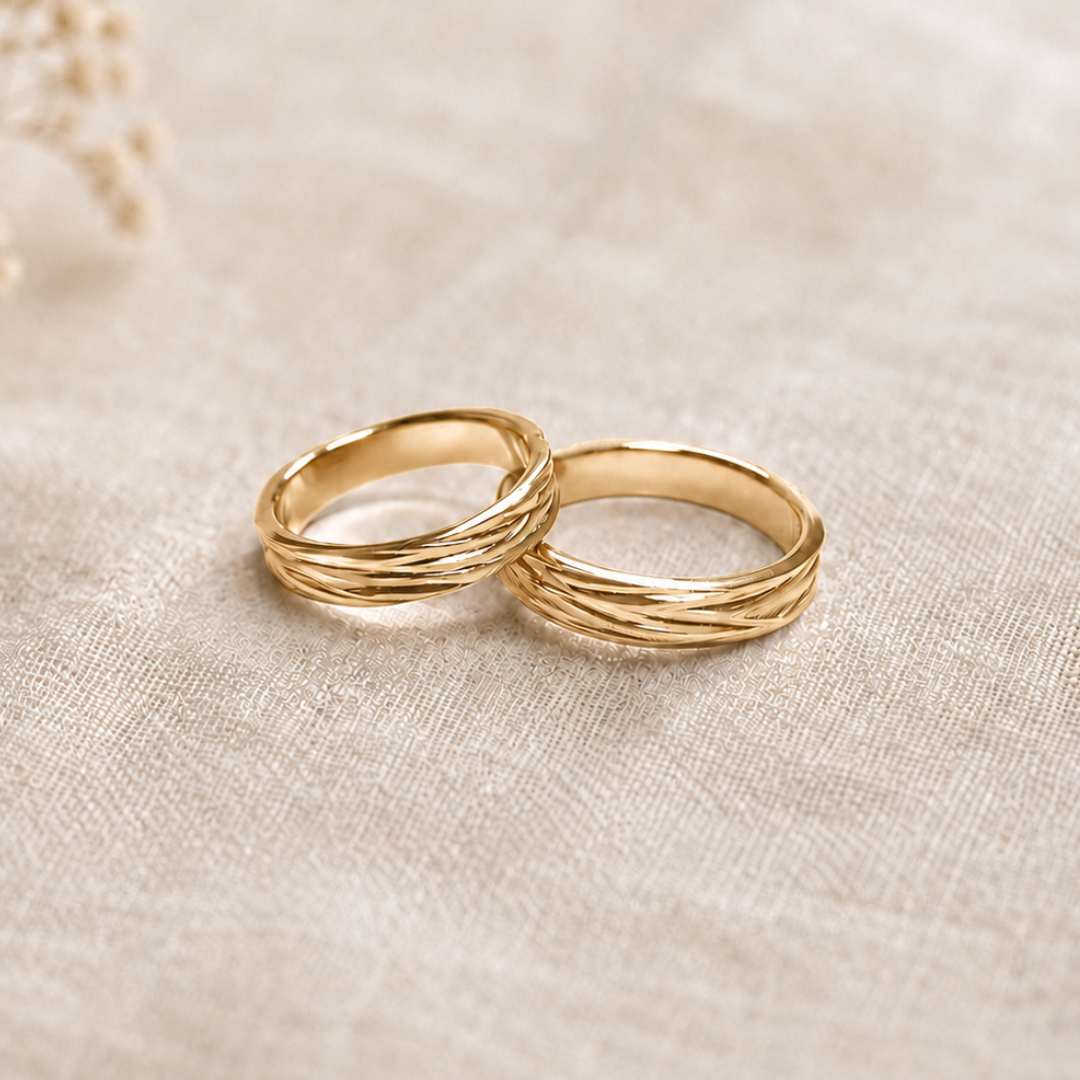 Twee handgemaakte relatie en trouwringen