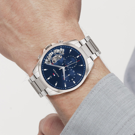 Horloge om de pols gedragen met gebreide trui