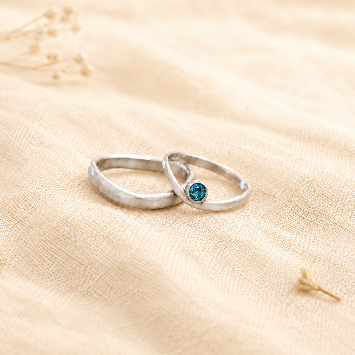 Relatie en trouwringen met blauwe edelsteen