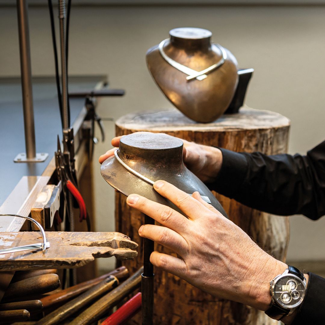 NOL collier van zilver op halsdisplay