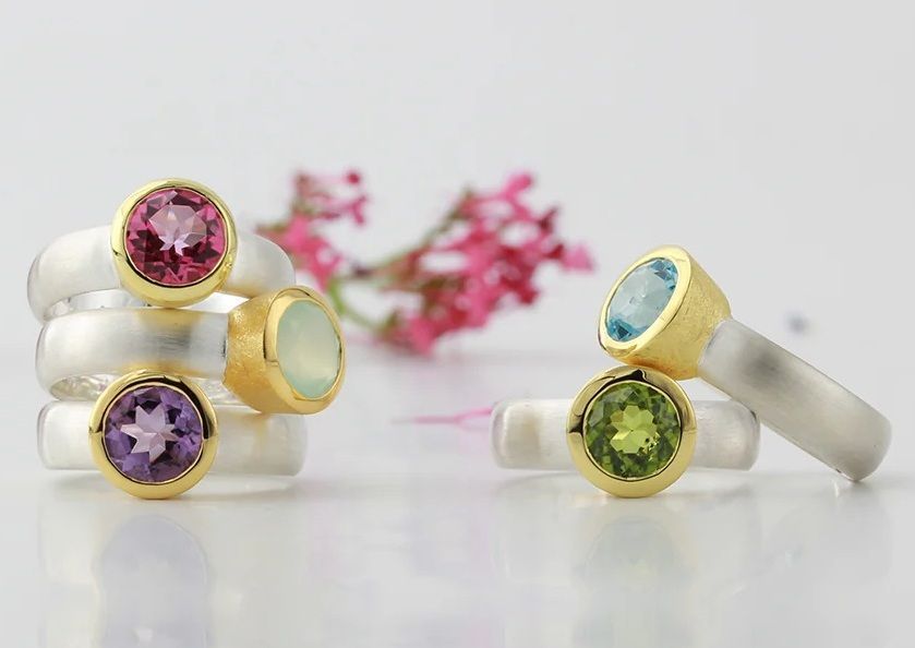 Campur ringen met kleurrijke edelstenen