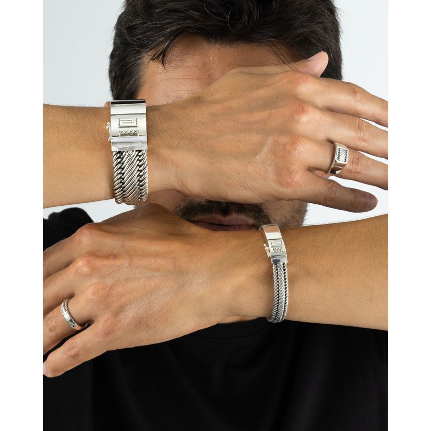 Buddha to Buddha sieraden om pols en hand