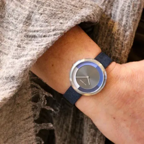 Horloge om de pols gedragen met gebreide trui