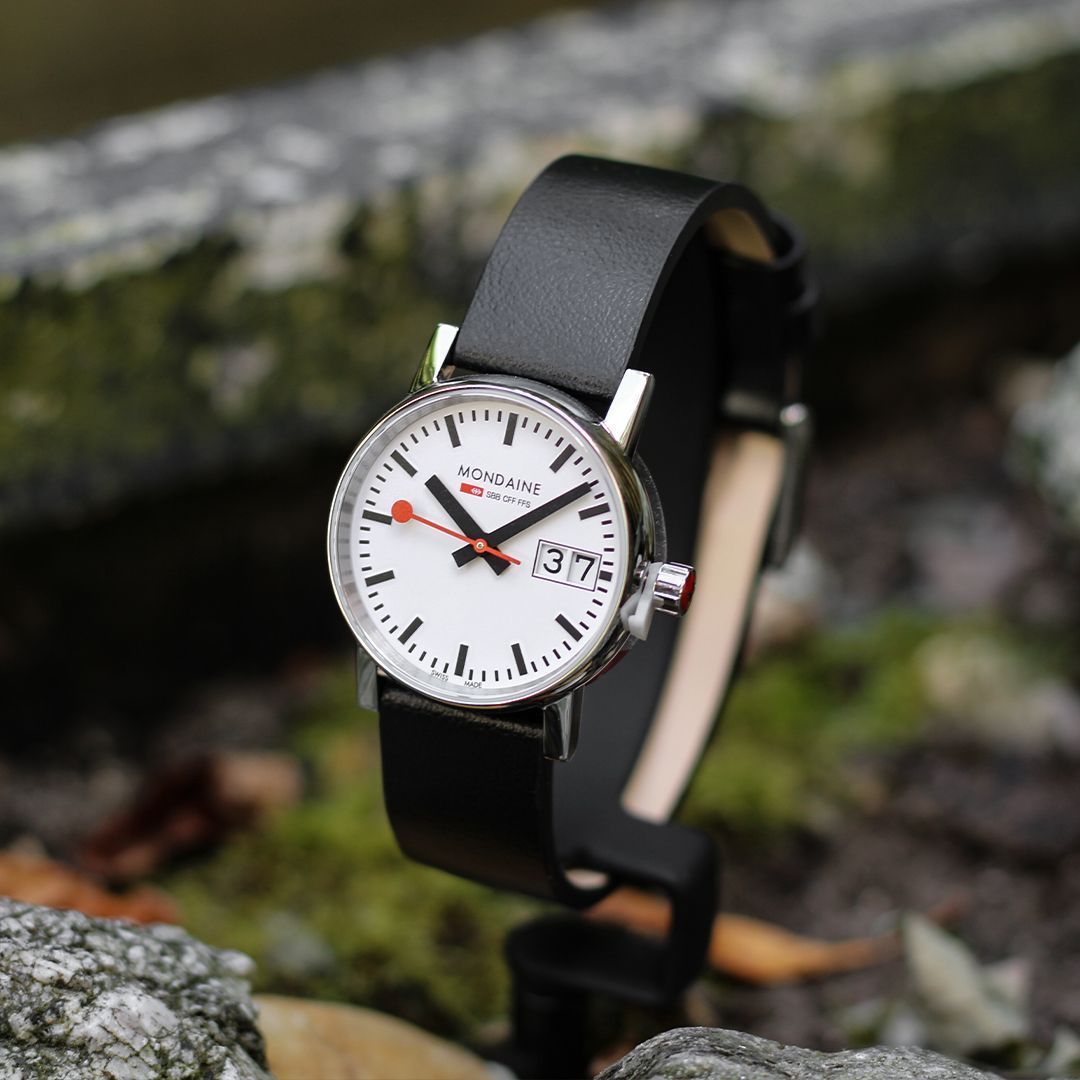 Mondaine horloge met zwarte leren band
