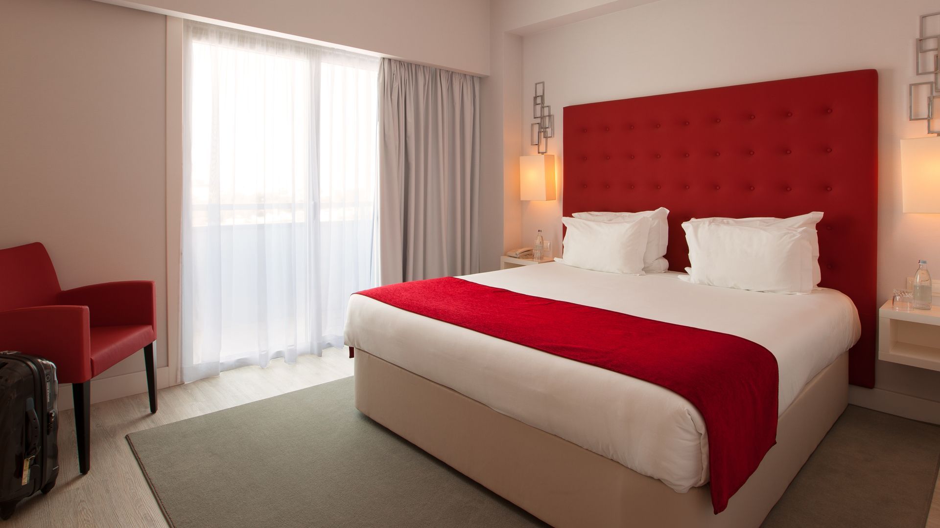 Quarto vermelho e branco