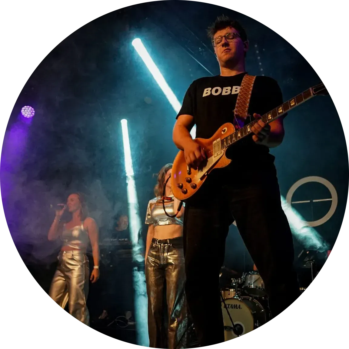 Gitarist van Road 88 Entertainment tijdens een optreden in zwarte kleding