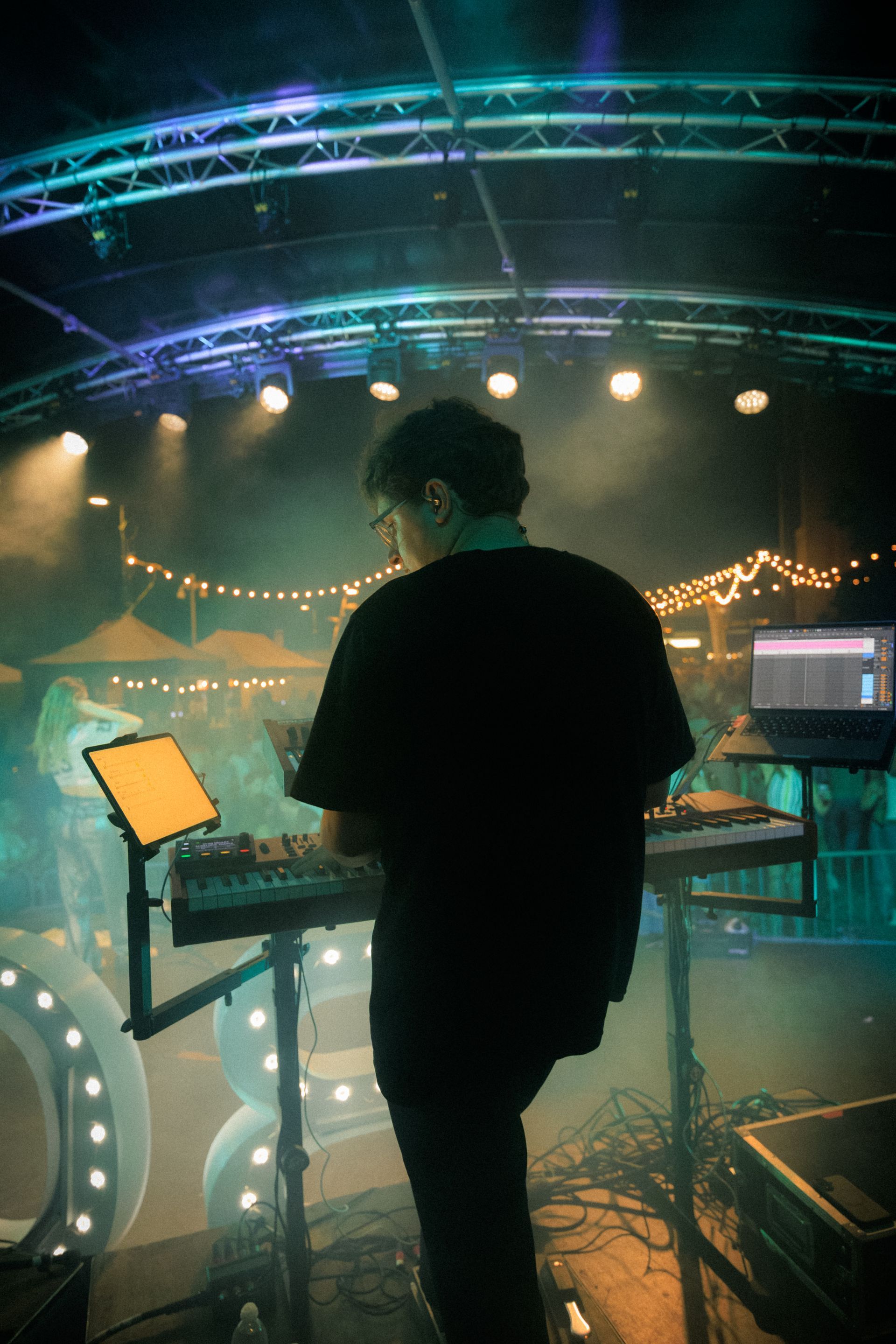BOBB-pianist speelt piano tijdens een optreden