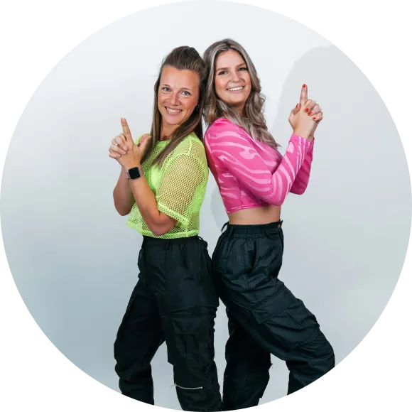 Dansers van Flashback poseren tijdens een fotoshoot in neon groene en roze shirts.