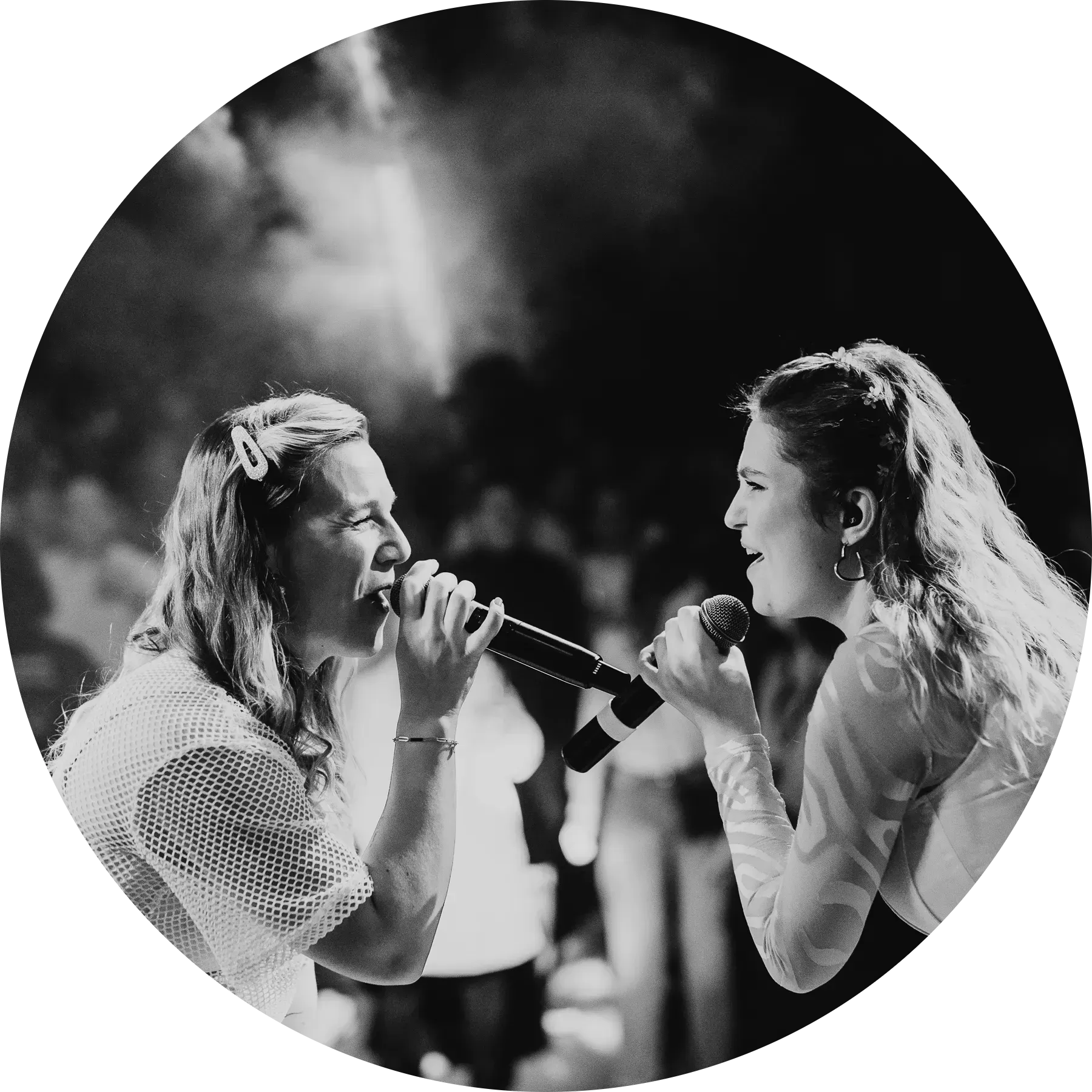Twee zangeressen van Flashback zingen tijdens een optreden op een zwart-witfoto.