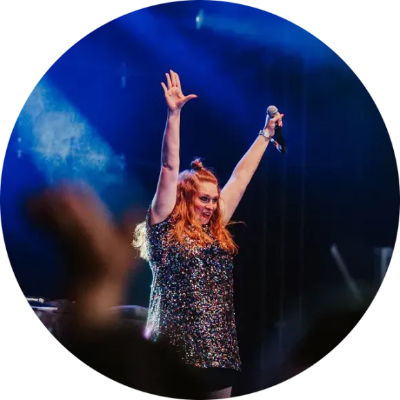 Danseres van Road 88 Entertainment treedt op in een glinsterende outfit