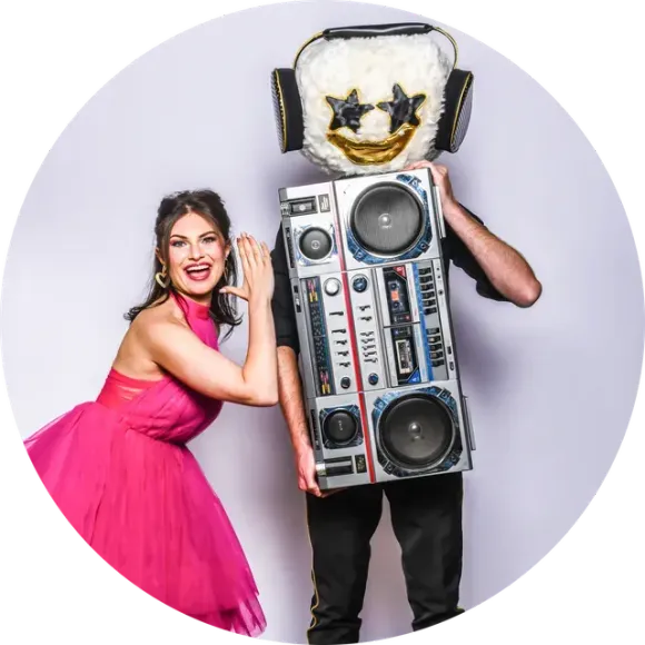 Starhead en zangeres van Road 88 Entertainment tijdens een fotoshoot, met een radio en felroze jurk.