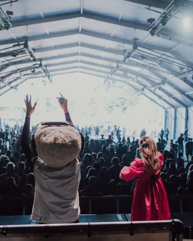 Loco Kids Band tijdens een optreden voor een groot publiek.