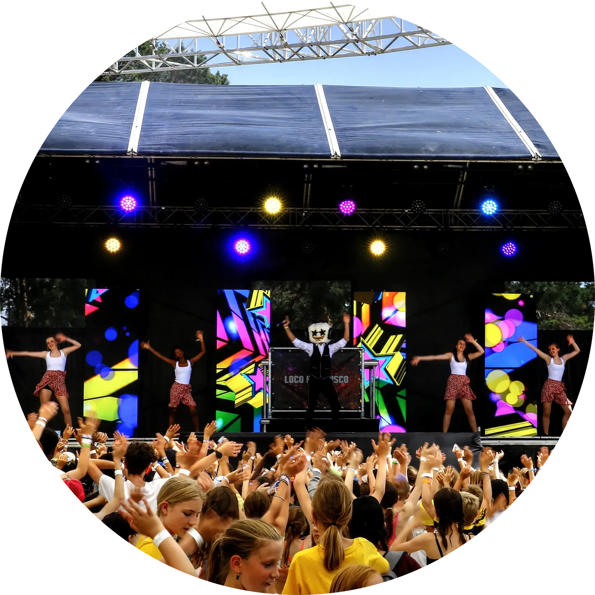 Loco Kids Disco danst tijdens een optreden op Pennenzakrock voor een groot publiek.