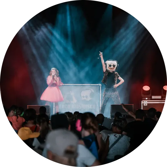 Starhead en zangeres van Road 88 Entertainment tijdens een optreden, in zwarte en roze kleding.
