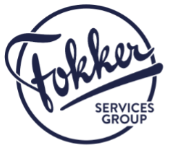 Het logo van Fokker Services Group in donkerblauw schrift met een cirkelvormige omlijning.