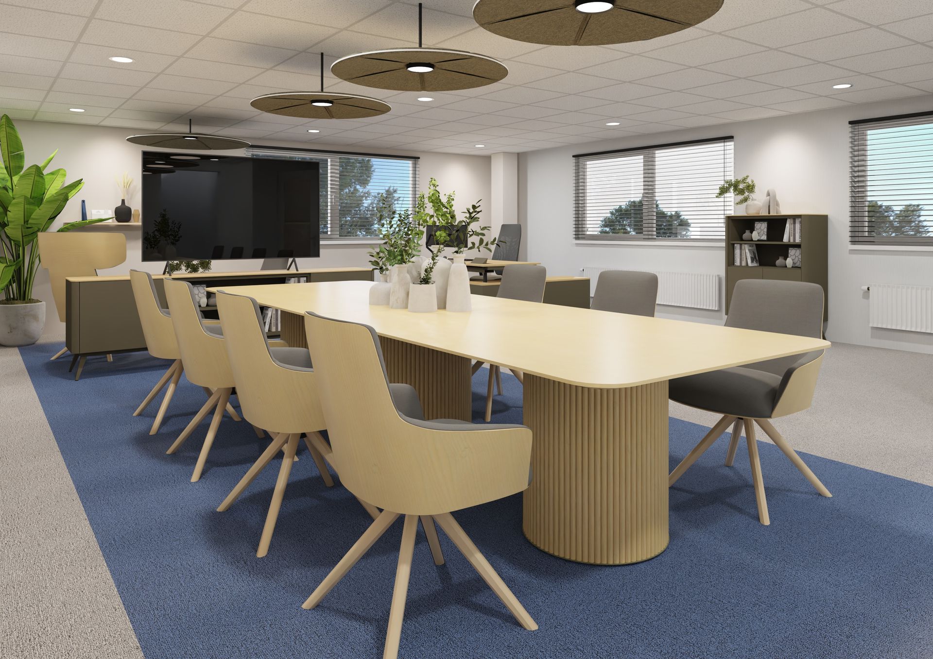 Moderne vergaderruimte met een lange houten tafel, beige stoelen, blauw tapijt en grote ramen.