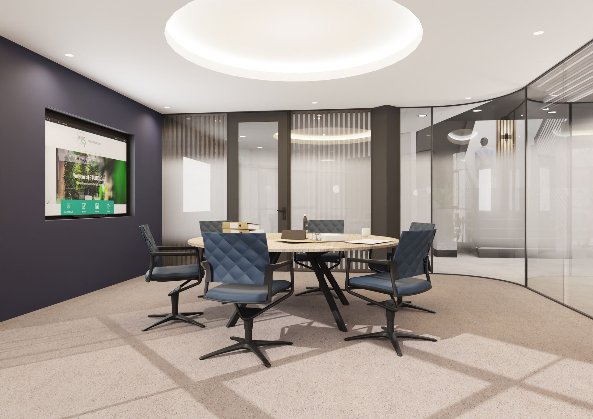 Moderne vergaderruimte met een ronde tafel, blauwe stoelen, glazen wanden en een aan de muur gemonteerd scherm.
