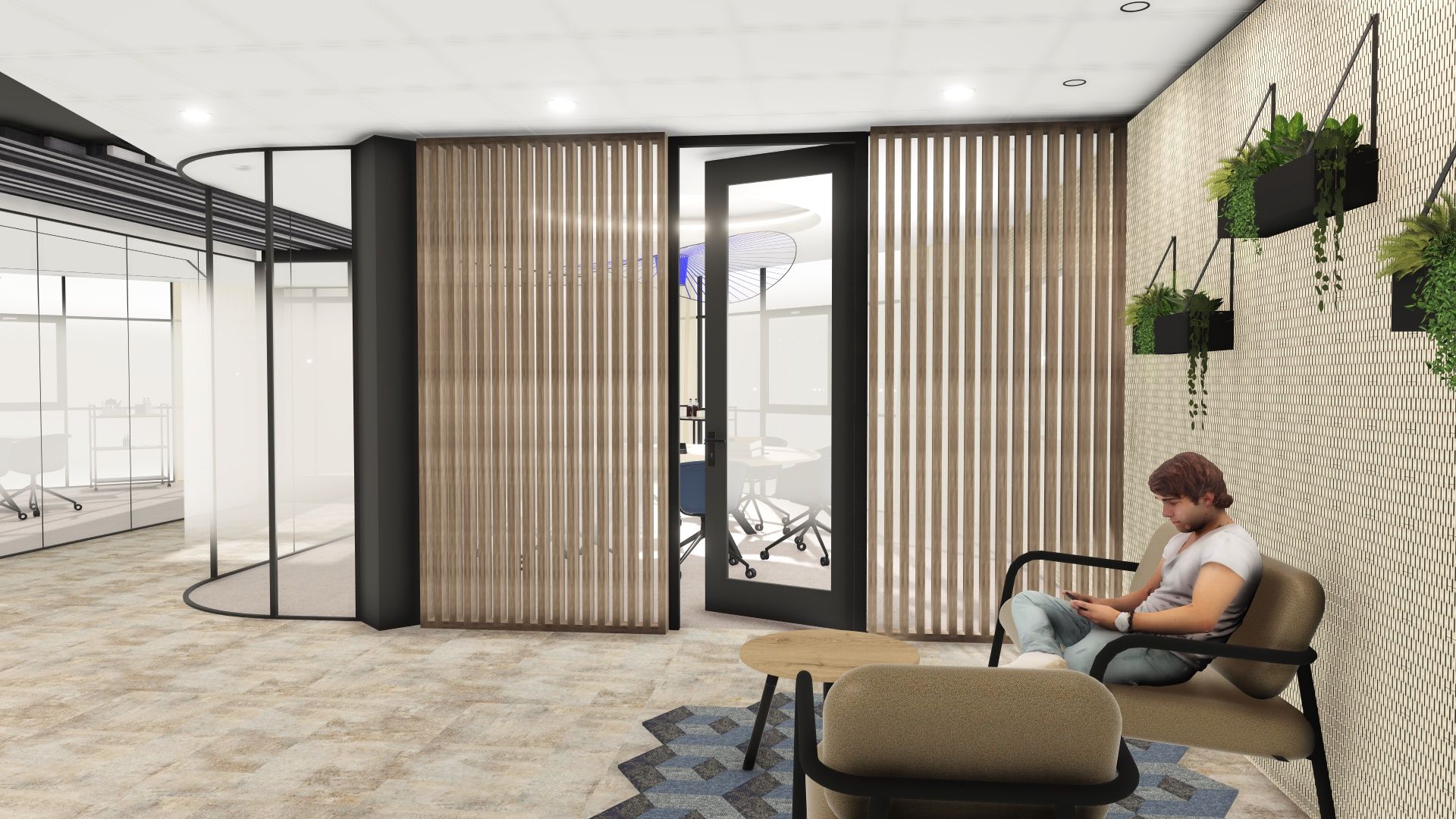 Moderne lounge met beige zitmeubelen, een muur met patroon, hangplanten en iemand die aan een lage tafel aan het lezen is.