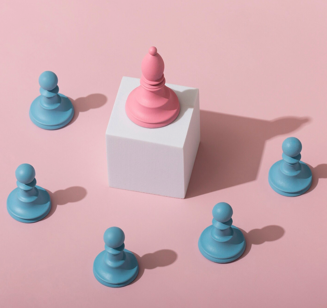 Un alfiere rosa in mezzo a pedoni azzurri