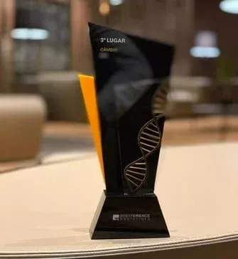 Um troféu preto e amarelo está sobre uma mesa.