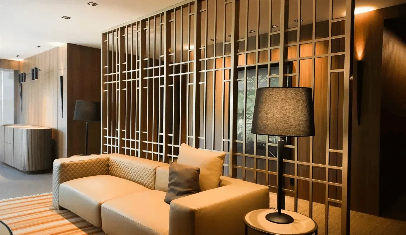 Uma sala de estar com um sofá e um abajur.