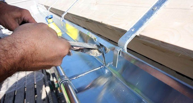 montaje de ganchos para colocar canalones en siero gijon
