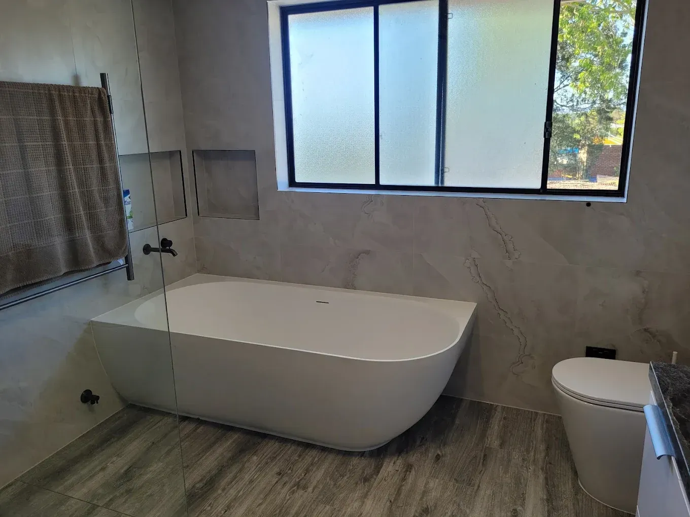Walk-in shower with feature tile