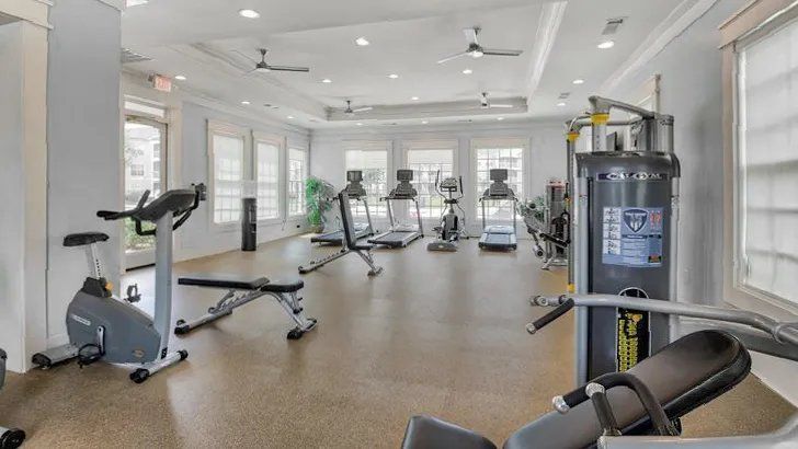 There are many different types of exercise equipment in this gym.