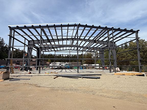 Primary and roof framing for industrial steel building