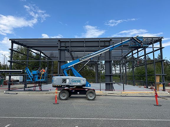 Lift crane sits in front of industrial PEMB project site
