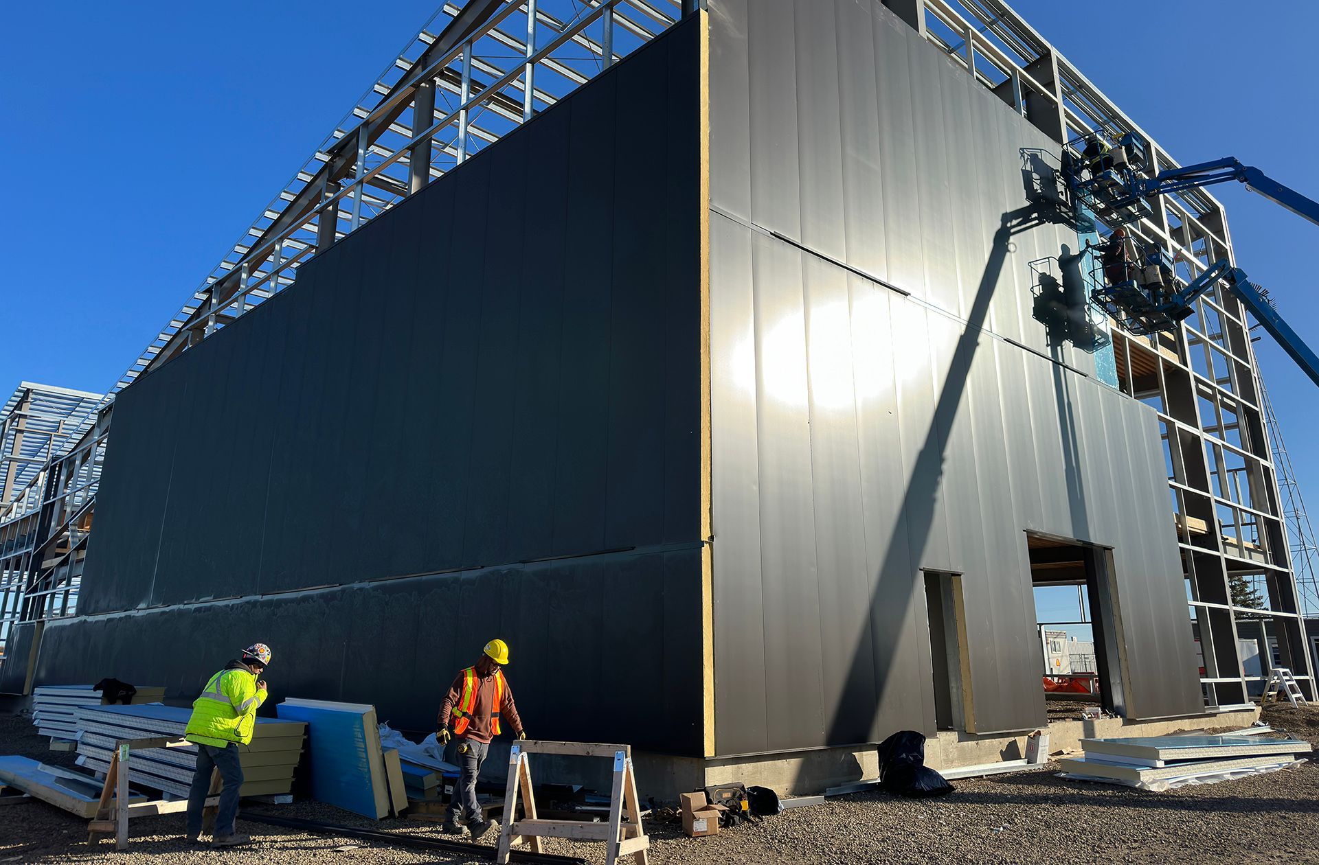 Specialized expert team of skilled tradesmen erecting PEMB building