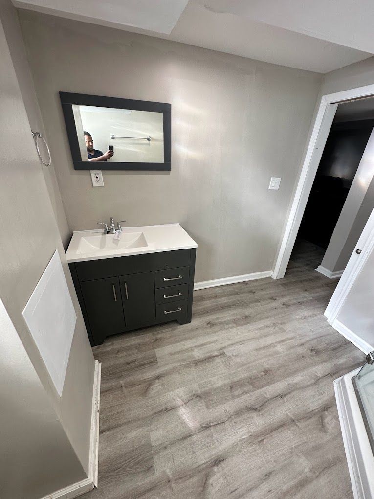 A bathroom with a sink and a mirror.