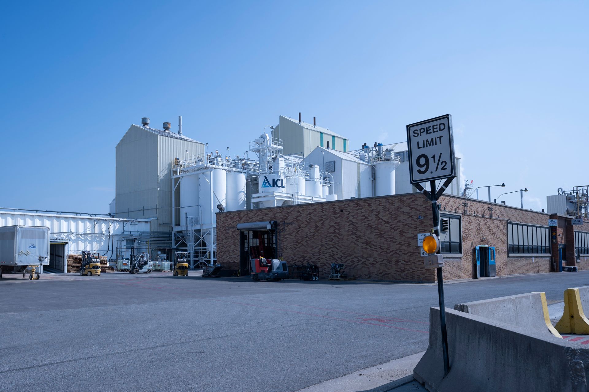 Professional photograph of a factory on the horizon.
