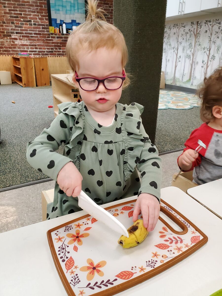 Montessori child eating lunch