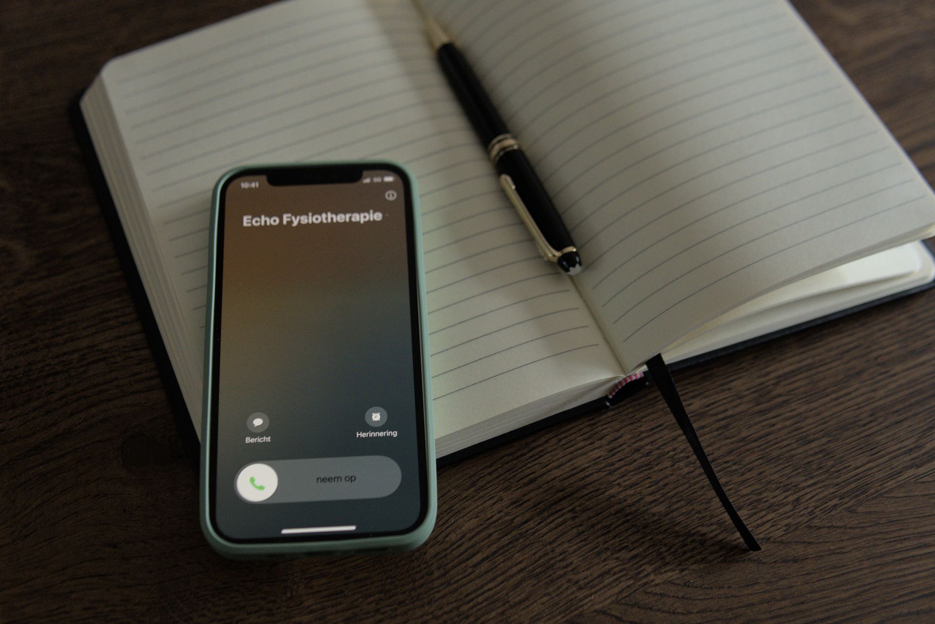 Telefoon met agenda om om te bellen