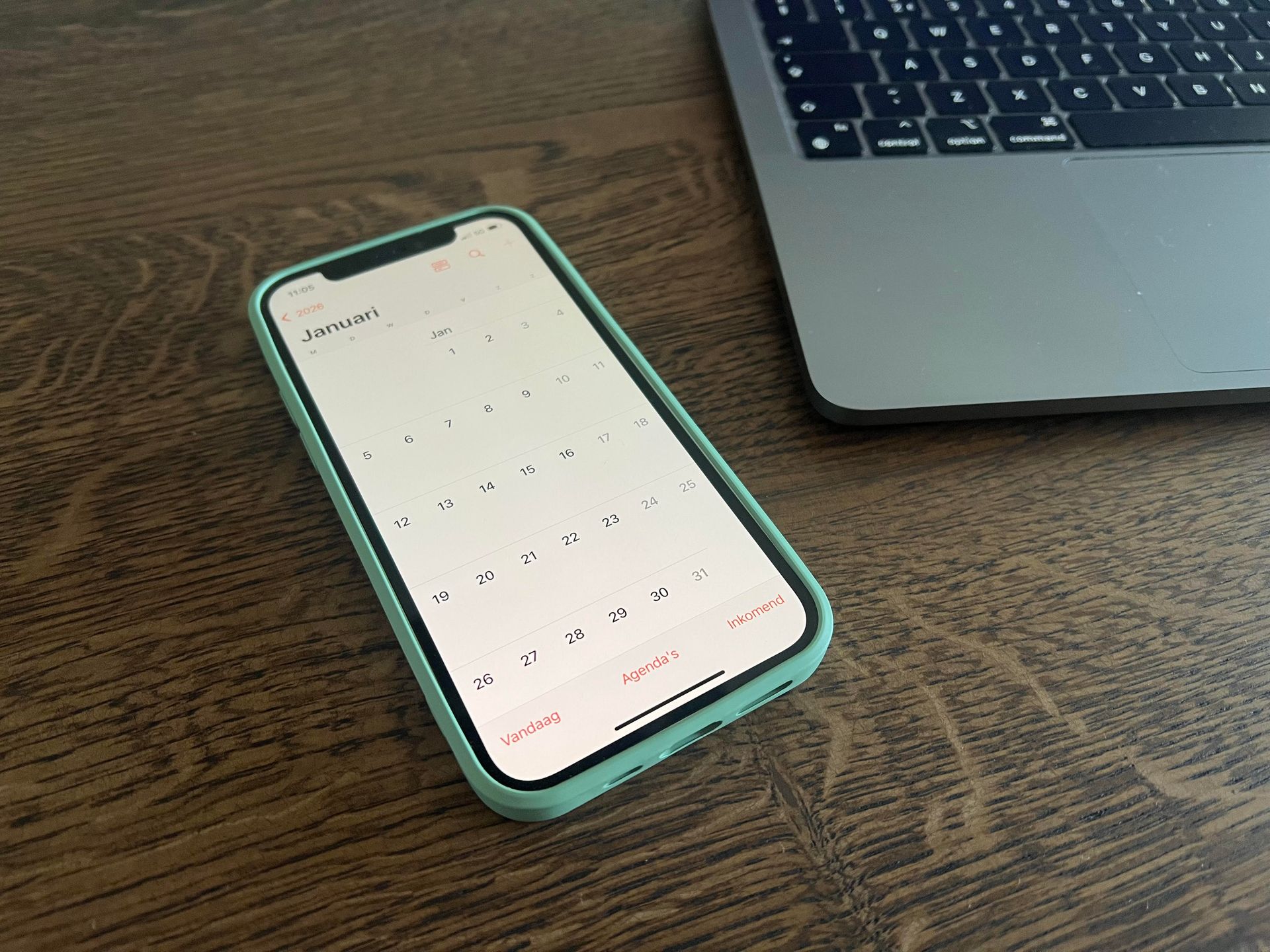 Telefoon mobiel op tafel met de agenda om een online afspraak in te plannen 