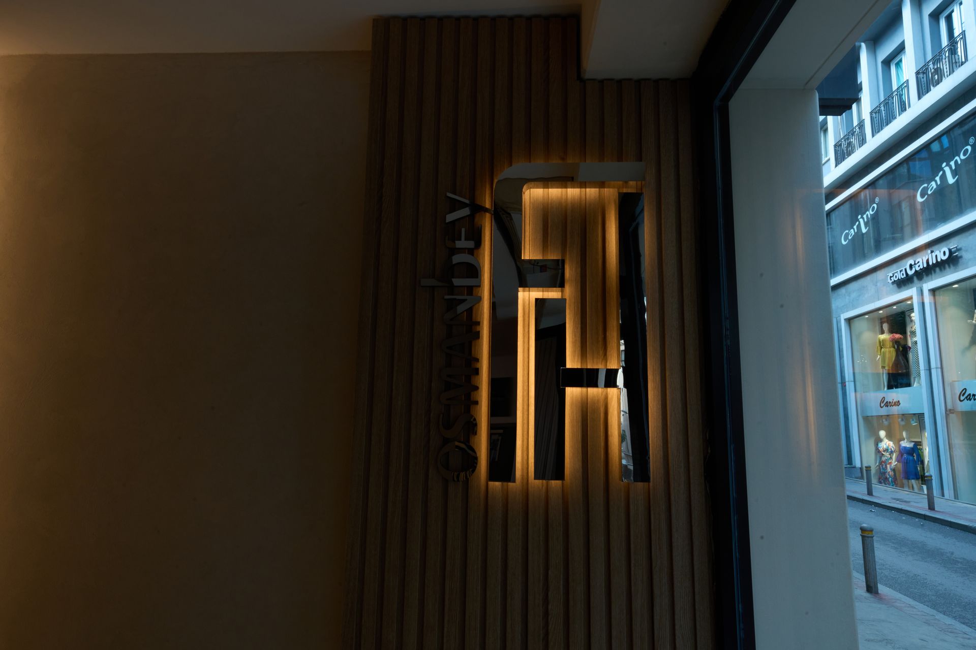 A store front with a sign that says fendi on it.