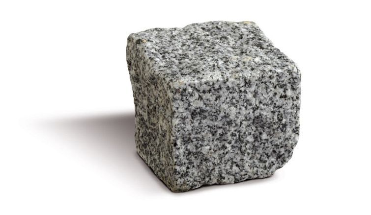Cubo di granito grigio su sfondo bianco.