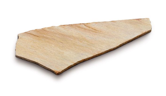 Tavola di legno con striature marrone chiaro, bordi leggermente irregolari, posata su una superficie bianca.