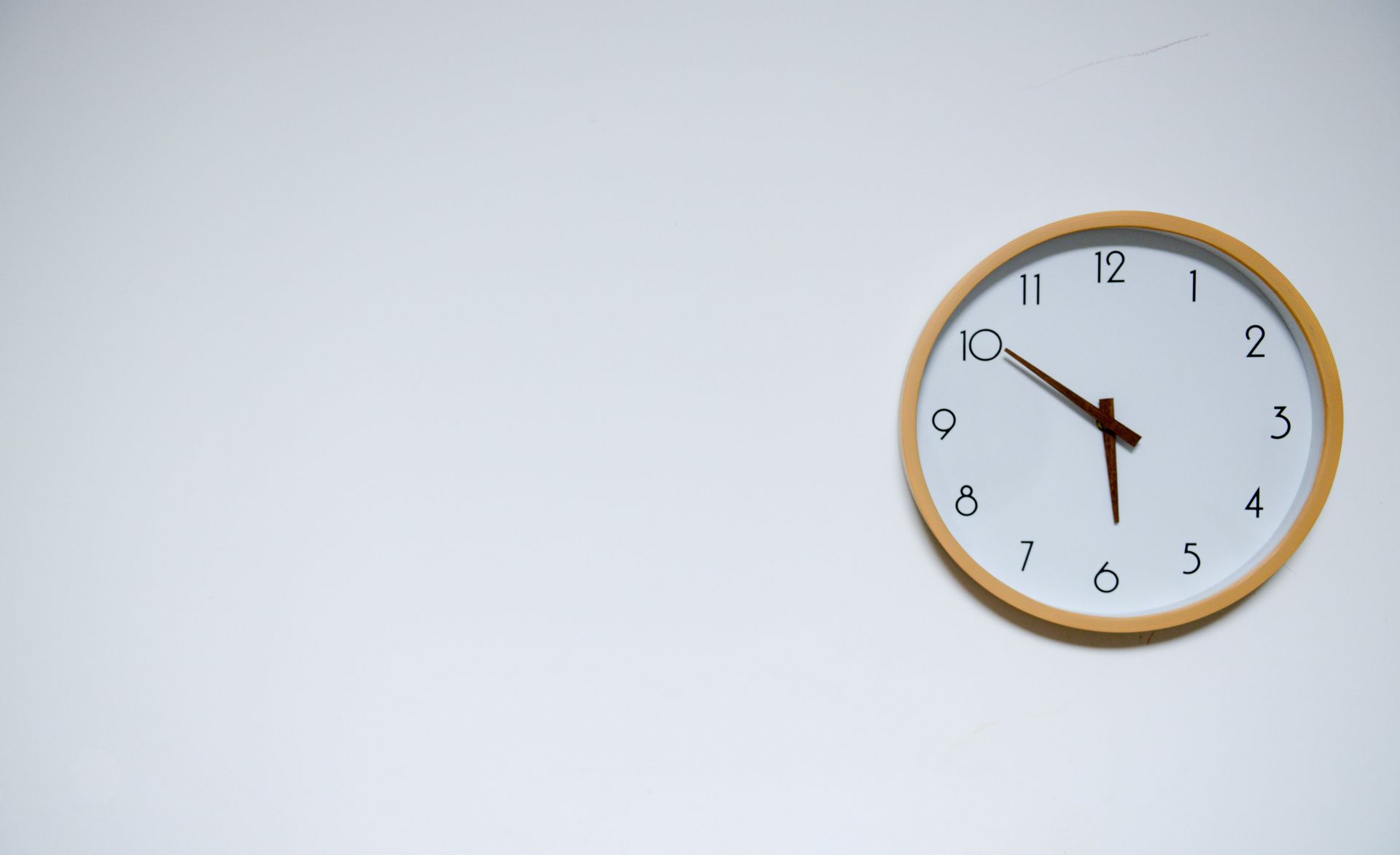Clock representing the waiting period while appraisal and financing move toward closing