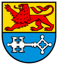 Wappen, gelber oberer Teil mit rotem Löwen, blauer unterer Teil mit weißem Schlüssel.
