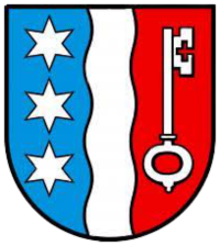 Schild mit blauen, weißen und roten Abschnitten; blau mit drei weißen Sternen, rot mit einem weißen Schlüssel.
