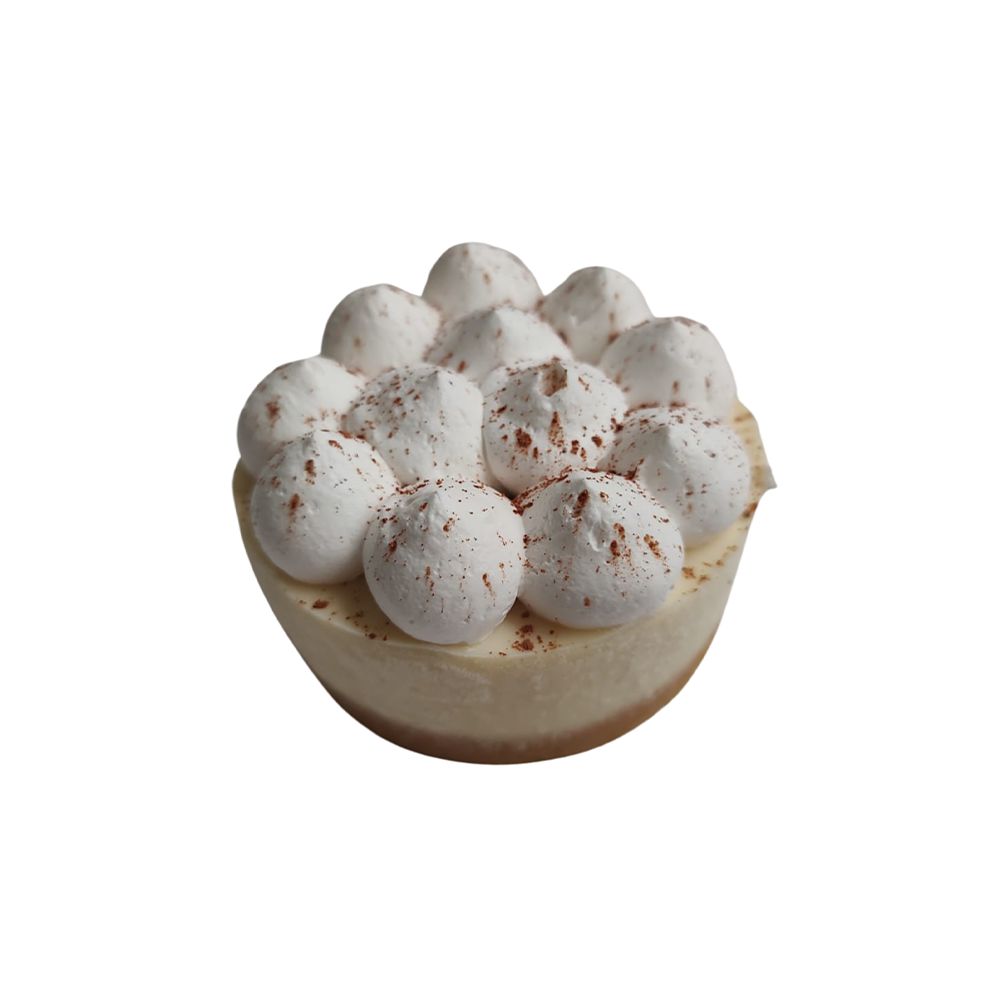 Mini tarta de queso cubierta con crema batida y espolvoreada con una especia de Azúcar y Cacao