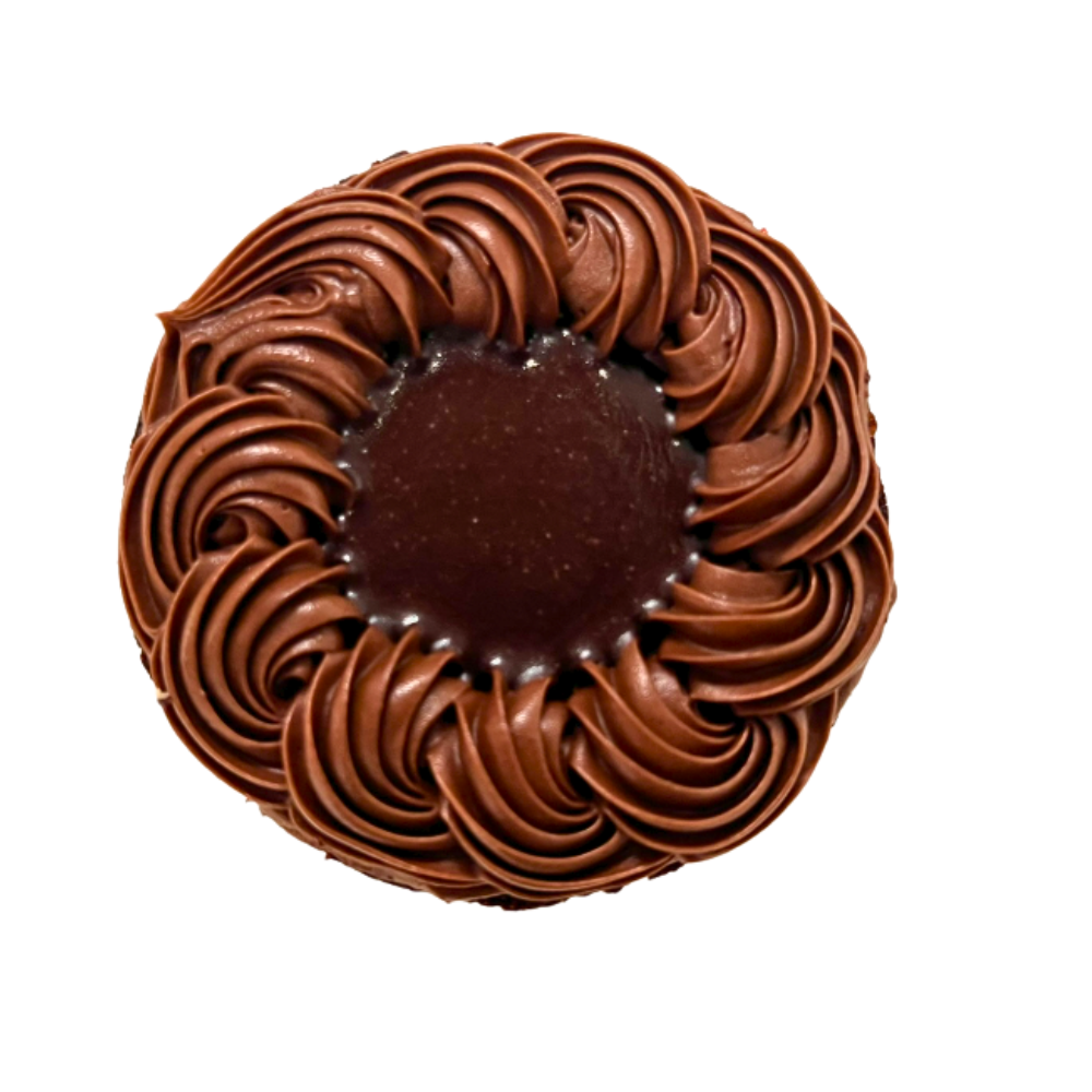 Magdalena de chocolate con remolinos de glaseado de chocolate, cubierta con un círculo de chocolate negro de Azúcar y Cacao